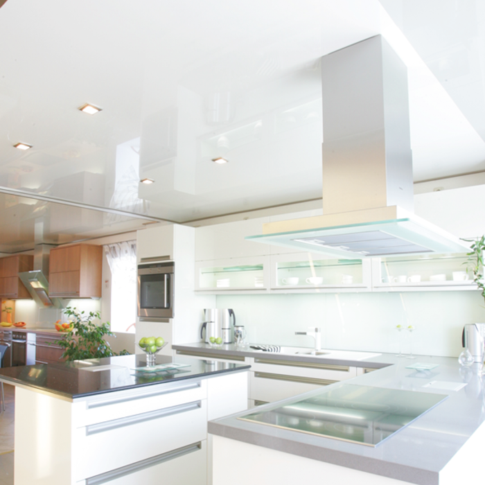 Lackspanndecke in der Küche weiß mit Licht